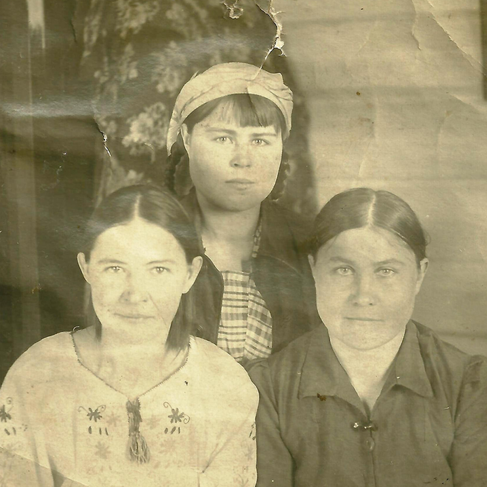 Нина Ивановна Распутина с сестрами мужа.